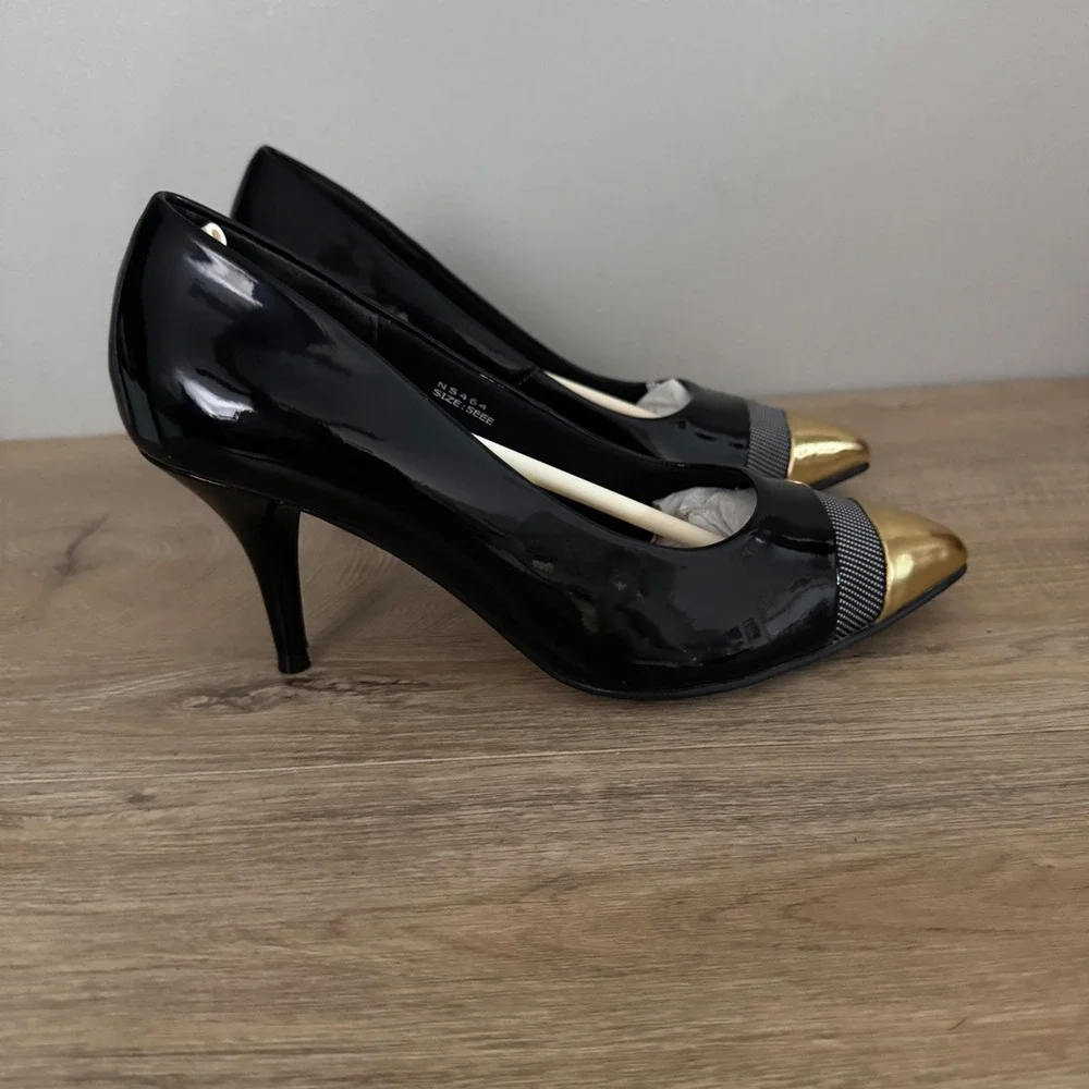 Simply Be Shoes Black Patent Leather Pointed Toe Gold Cap Heel Dress Pump Size 7